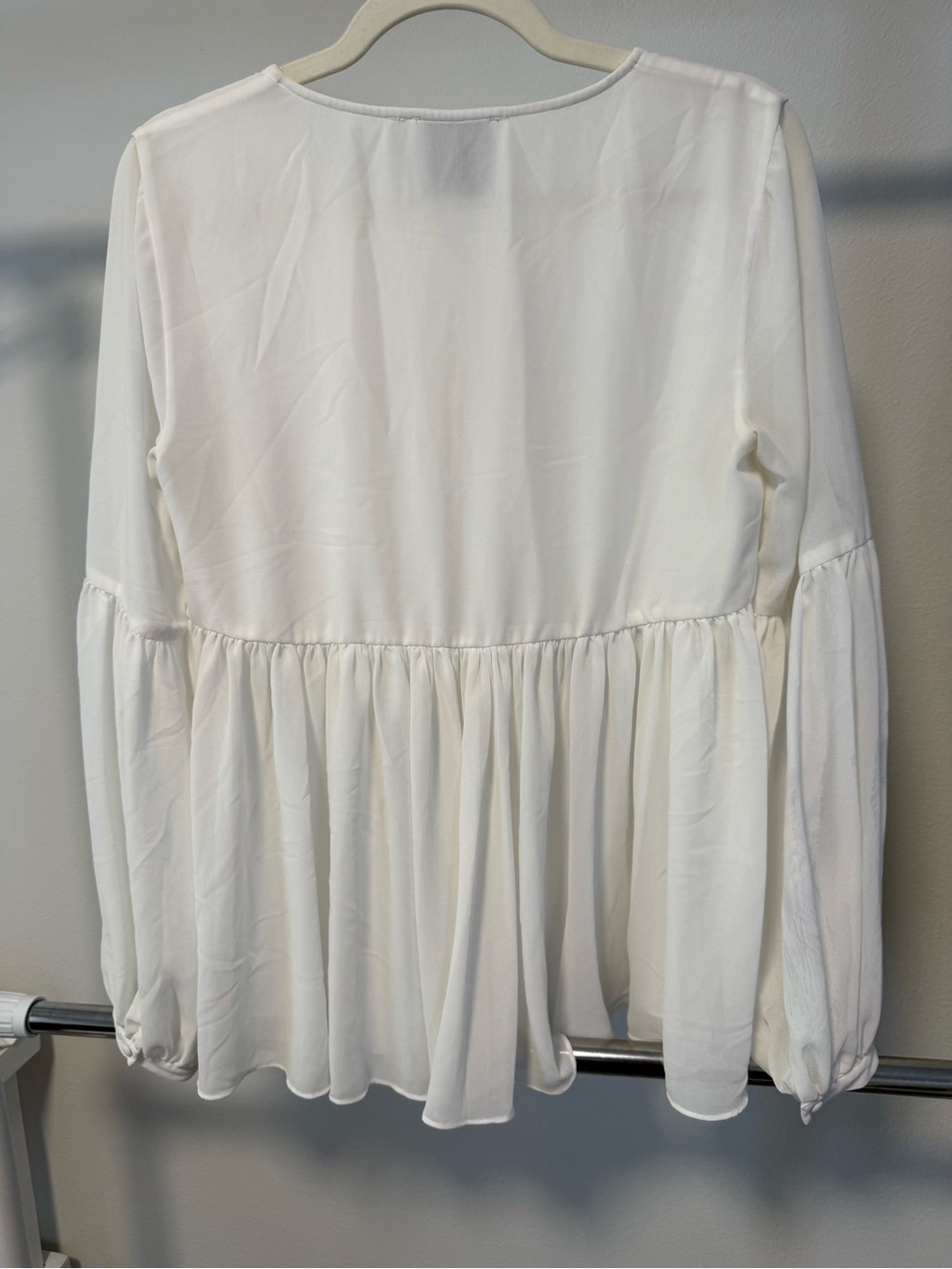 L'Academie White Button-Front Peasant Blouse with Bishop Sleeves - Picture 4 of 6